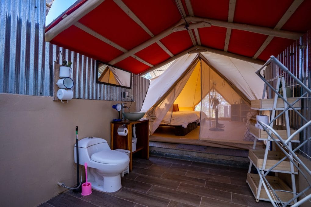 Baño hacia tienda